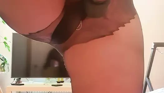 Kaltak çorapla mastürbasyon yapıyor