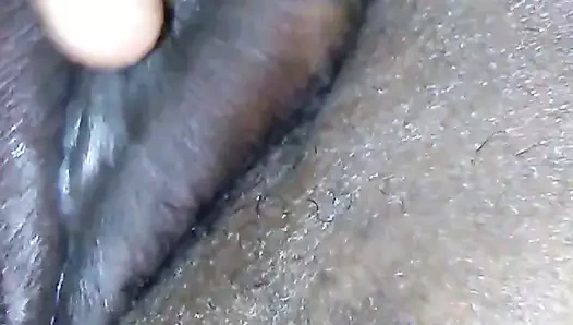 İri güzel kadın boşalana kadar zenci amcığını ovuyor