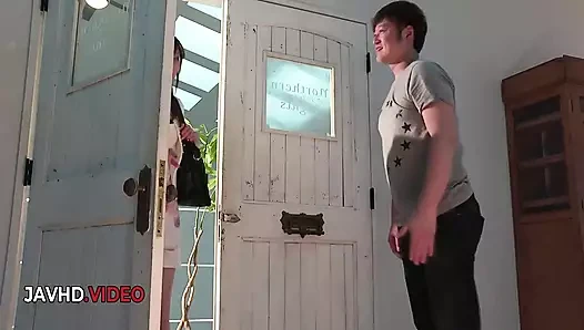 İç çamaşırlı Satomi Usui ateşli porno oyunu sırasında sert orta yaşlı seksi kadın