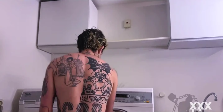 Azgın ftm xxx çamaşır makinesine otururken boypussy'sini sıvazlıyor