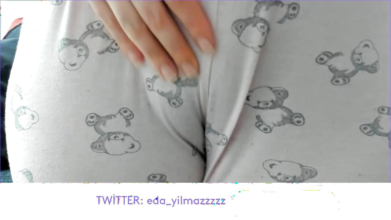 PIJAMA MASTÜRBASYONU- AMCıĞıNı PIJAMAYLA OVUYOR