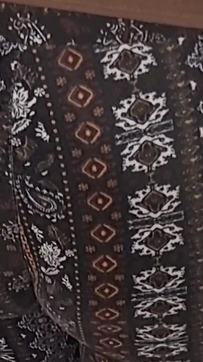 Büyük ve güzel ayaklarının arkasında n blue