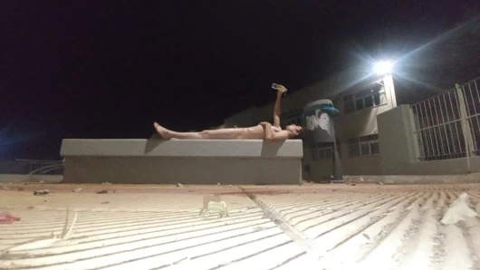 Halka açık yerde çıplak sidik duşu boşalana kadar