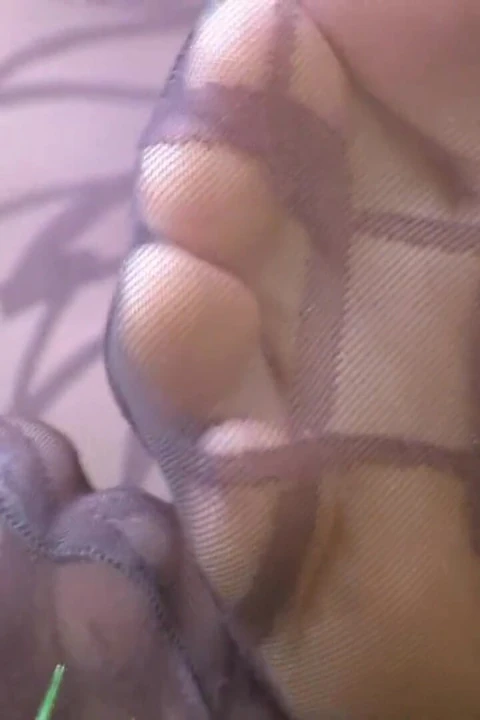 Marlene, seksi sarışın bebek ayaklarıyla herkesi azdırıyor