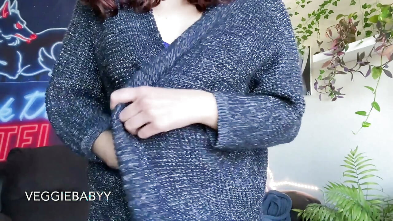 Hırka ve kasıksız iç çamaşırlarıyla soyunuyor ve azdırıyor - veggiebabyy!