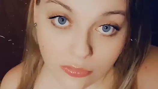 İç çamaşırlı 1 seksi iri güzel kadın küçük göğüsler ve şişman amcıkla oynuyor derleme