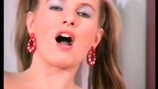 Küçük memeli sarışın fahişe amına dildo yapıyor ve göt deliğini parmaklıyor