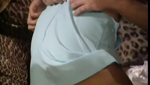 Esmer fahişe kanepede domalarak sikiliyor
