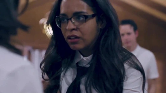 Asosyal kolej bebek yaraklı ve iğne yapmak üzerinde içinde üçlü