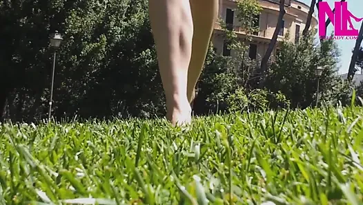 Nyllady parkta çimenlerde yalınayak yürüyor
