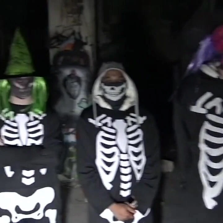 Sürtük halolween için geceleri korunmasız sikiliyor