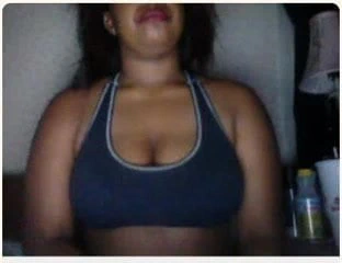 Kız dd göğüslerini gösteriyor