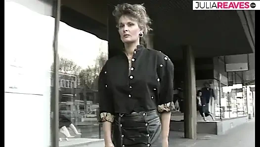 Orta yaşlı seksi kadın ateşli bir sakso çektikten sonra sert yarağa biniyor