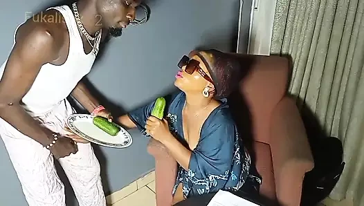 Azgın ev hanımı kocası işteyken oğlanı baştan çıkarıyor