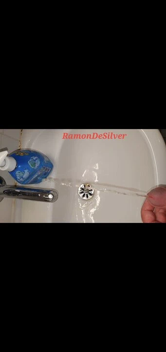 Usta ramon, seksi siyah saten şortunda lavaboya işemek zorunda, sıcak! altın şampanya, narin