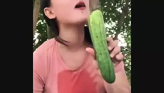 Salatalık tüketmenin resmi yöntemi