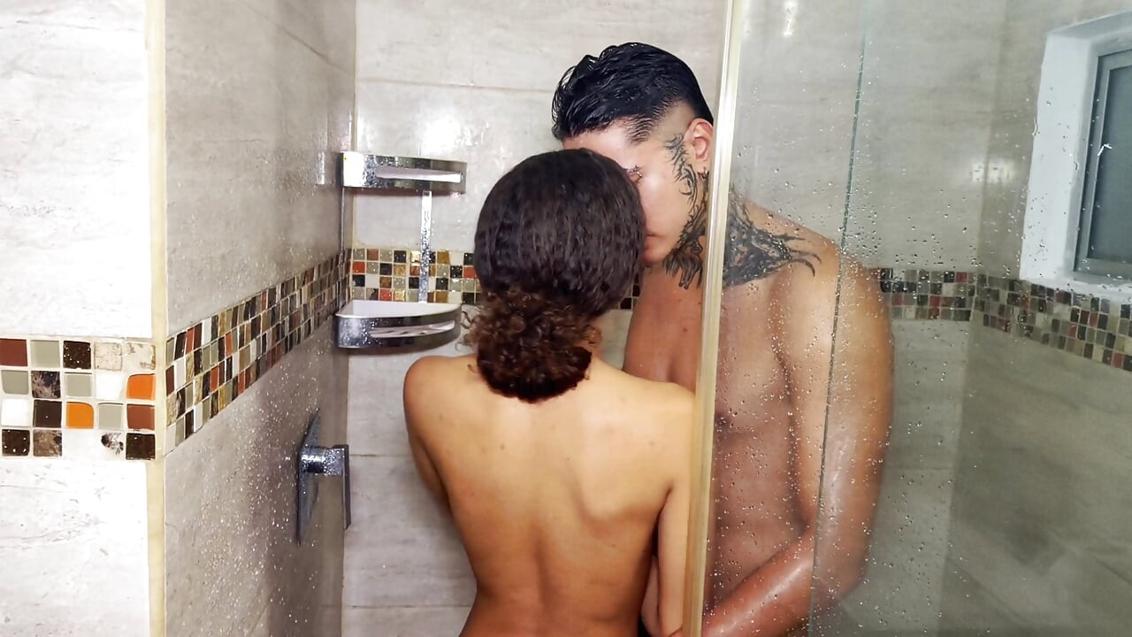 En iyi arkadaşımı banyo yaparken buldum ve kendimi çılgın bir seks yapmaya ikna etmedim, sonunda o içeride kalıyor!