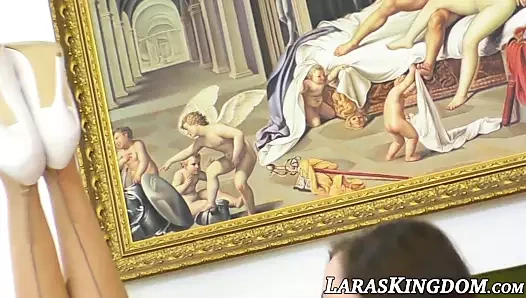 Elegant İngiliz milf çalışma üzerinde güzel babes kedi