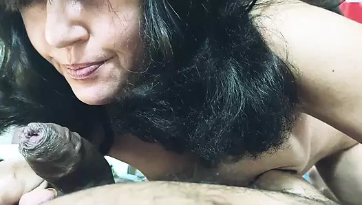 Minyon kız büyük zenci yarağını emiyor ve zevkle inliyor