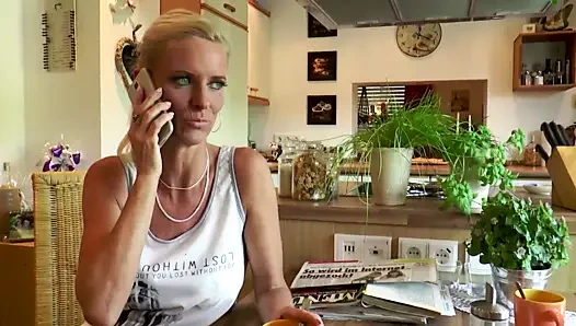 Vahşi genç erkek avcısı yarağı götüne sokuyor