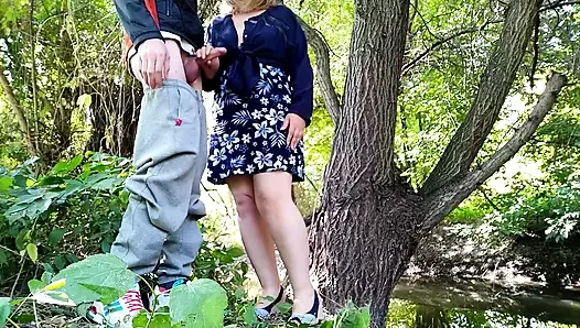 Mastürbasyon yapan orta yaşlı seksi kadın açık havada yarağımı sağıyor