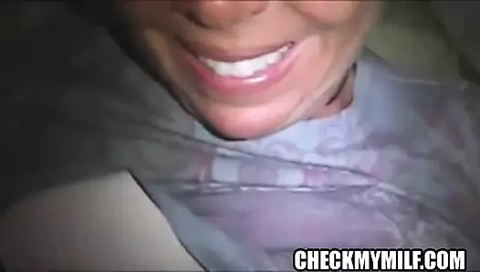 Orta yaşlı seksi Alman olgun karım döl içiyor