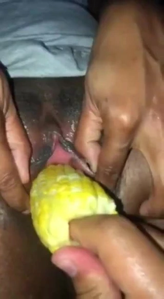 Abanoz kız gets ona kedi streç ile corn