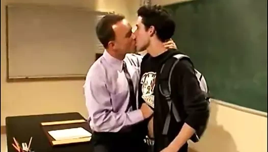 Öğretmenini sikiyor