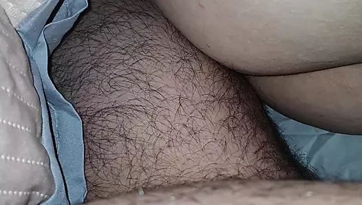 Üvey oğul battaniyenin altında büyük götlü üvey annesinin el kayması