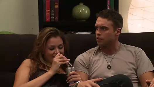 Oyun delisi kız arkadaşının gerçek bir adamı becermesini izlemek zorunda!