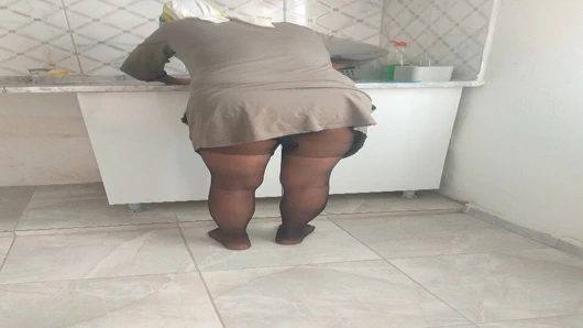 tesettürlü türk olgun kadın mutfağı temizliyor