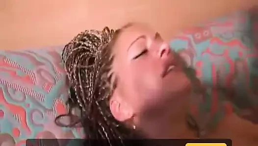 Dövmeli sürtük anal seksten önce yarak emiyor