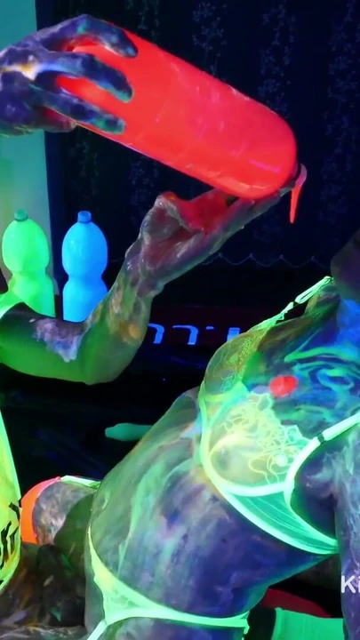 Islak ve dağınık parlayan UV slime renkli uzaylı sümük oyunu | Clip 2