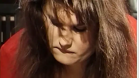 Çirkin ve şişman Alman travesti ateşli üçlü sakso çekiyor