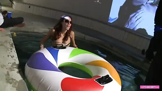 Muhteşem hatun neredeyse sikiliyor