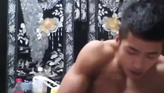 Asia oğlan sıcak masturbasyon ve atış bir büyük yük