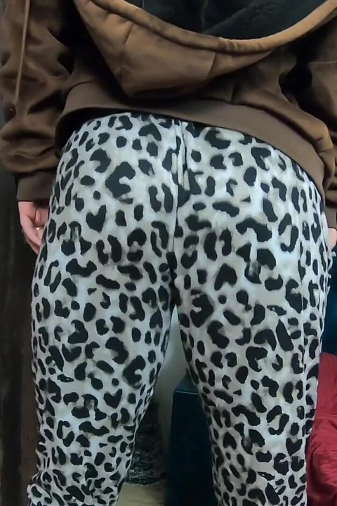 Ev Kıyafeti Twerk Azdırma - Büyük Göt Sallıyor Ve Külotsuz Titreşimler