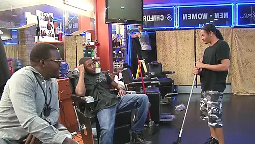 Ateşli evli kadın dört büyük yarakla zevk alıyor