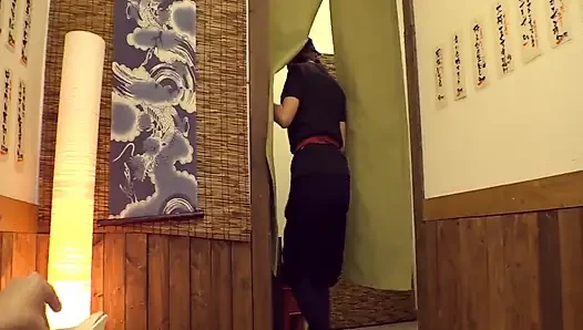 Sessiz Küçük Sır. Kapatma saatinin ardından dükkan kızı tarafından baştan çıkarılıyor.