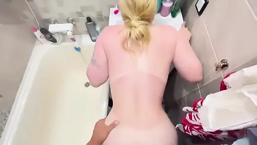 Banyoda sikiliyor ve içine boşalıyor