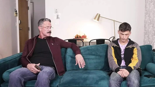 Gaycest - üvey baba reece scott twink üvey oğlunu sikiyor