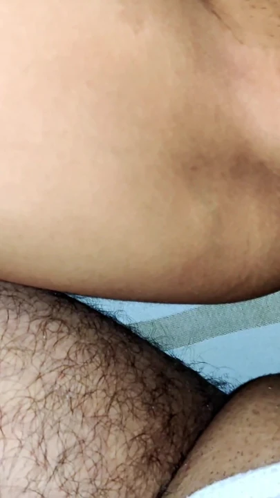 Erkek arkadaşımla dışarı çıkacaktim ve sonunda onun dokuz inçlik büyük yarağıyla sikişiyoruz | Klip 1