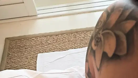 Orta yaşlı seksi kadın yakın sikiştikten sonra ve üzerine boşalıyor