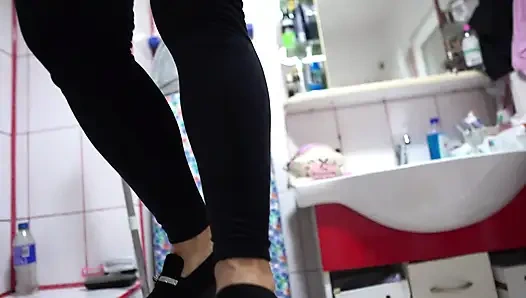 küvette eline basıyor