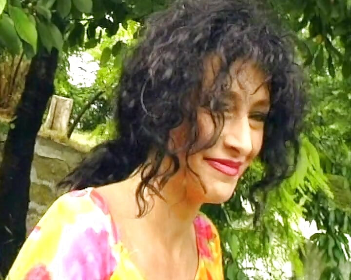Seksi Alman orta yaşlı seksi kadın açık havada deliklerini siktiriyor