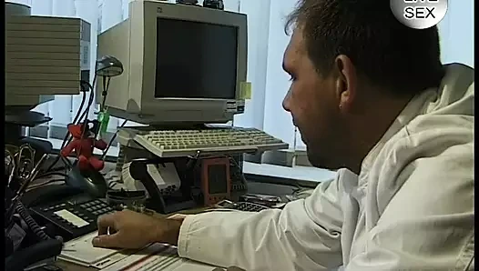 Deutsche retro pornos! Praktikantin vom boss im buero gefickt!