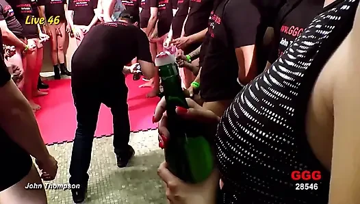Bukkake Sürtüğün Yüzü Büyük Bir Kalabalık Tarafından Sırılsıklam Oluyor
