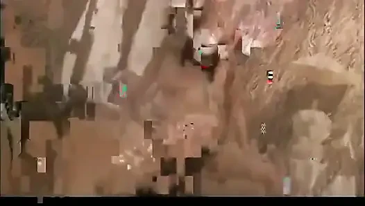 İri göğüslü sarışın büyük kalın yarak emiyor ve sonra fışkırtarak boşalmak için ıslak amına sokuyor