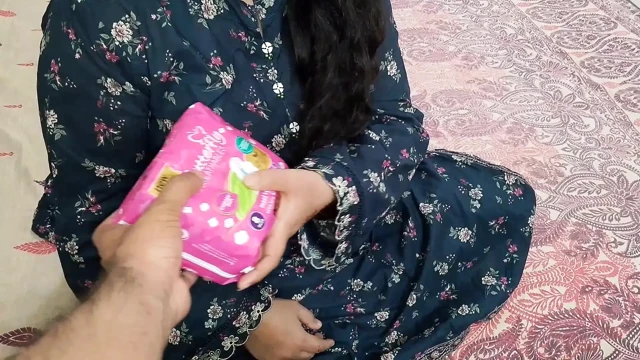Üvey oğlu üvey annesine sıhhi pedi kullanmayı soruyor