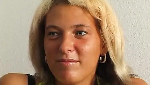 Küçük memeli sarışın fahişe oyuncu seçmelerinde amını parmaklıyor